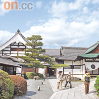 被譽為日本百大庭園之一的大覺寺，是賞櫻及看紅葉的勝地。