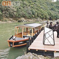 接載客人的小船，外貌仿照行走於桂川上的傳統小船而製。