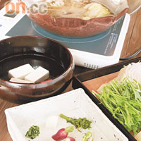 熱辣辣的野菜豆腐鍋，在乍暖還寒的日子，令人暖在心頭。日圓3,800（約HK$315）