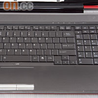 具備全尺寸鍵盤和獨立數字Numpad，操作跟一般桌面鍵盤分別不大。