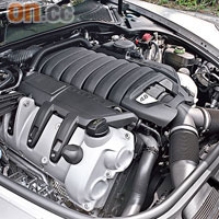 4.8公升V8引擎的馬力高達400hp，威力不比911遜色。