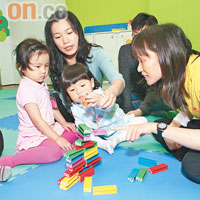 中心主張幼兒獨自上課，但父母亦可一同參與。
