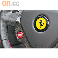 軚環設有引擎按鈕，操作與F1跑車無異。