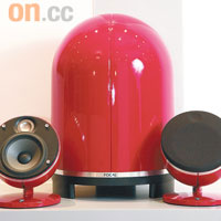 整套Dome 2.1由一對前置喇叭及一隻有源超低音喇叭構成，鮮艷的火紅色外殼，夠晒搶眼。