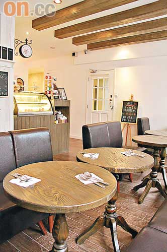 小店用餐位置不多，十多個位置間卻有充足私人空間，配合白色及木色主調，氣氛輕鬆舒服。