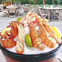 凍海鮮拼盤<br>有青口、琵琶蝦及翡翠螺等，小記推介來自菲律賓的花蛤，蘸檸檬汁吃最鮮味。