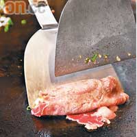 即席炮製的鐵板燒是其中一款主菜選擇，其中牛肉薄燒是小記的心水推介。