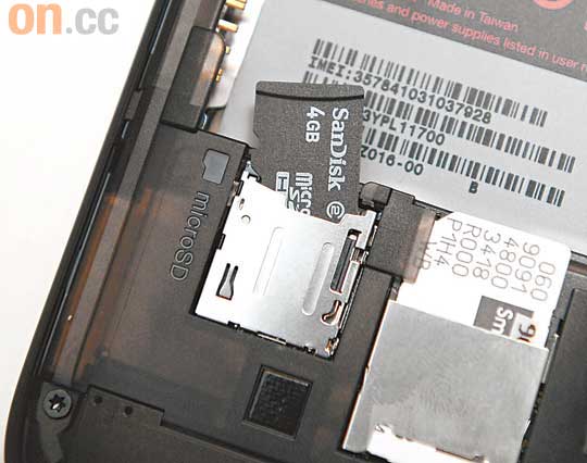 支援最高32GB microSD記憶卡，但要拆電才能換卡。
