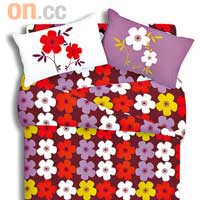 特色枕袋<br>花卉以規則的設計分布於床鋪上，配以不同顏色的枕袋，別具特色。$534至$936（c）（包床笠、枕袋及連心扣多用被）