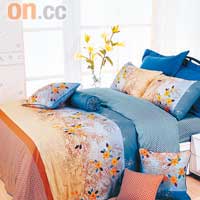 春日色彩<br>印有清雅花花圖案的床鋪，只需簡單地飾上少許青綠色調，即能添上不少春日色彩呢。$798起（a）（包床單、枕袋及被袋）