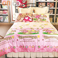 減價床品<br>卡通印花床品一向受歡迎，全新Cinnamoangels以粉紅色為主調，最啱女生。 床笠連枕袋 原價$270至$390特價$129至$189連心扣被袋 原價$400至$520特價$189至$259（b）