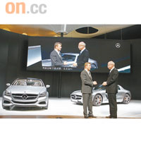 前F1車手夏健倫（左）和廠方高層Dr. Dieter Zetsche（Chairman of The Board of Management Daimler AG），主持平治揭幕禮。