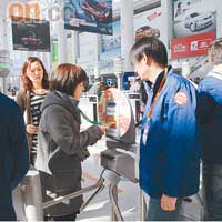 展場掠影<br>每位入場人士都要接受保安檢查，進場還要經過驗證程序，嚴禁「白撞」。