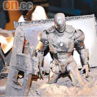 This Disburdened Weight×五代十國<br>五代十國作品，模擬電影30年後的世界末日，Iron Man已死，繼而被製成紀念碑，有反戰意味。地台是全新設計，表面的磁粉會自動遊走，記得行埋啲睇清楚。