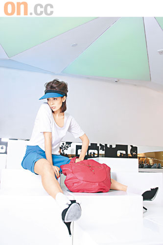 Kipling Adela紅色尼龍袋$1,490（a）<br>Y-3白色Tee $1,050（b）<br>Y-3彩藍色半截裙 $1,690（b）<br>Y-3彩藍色太陽帽 $490（b）<br>adidas × Jeremy Scott黑色高踭鞋$2,800（b）