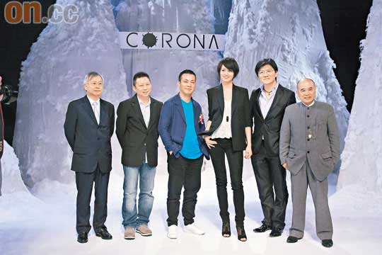 品牌代言人梁詠琪（右三）出席秋冬時裝表演。