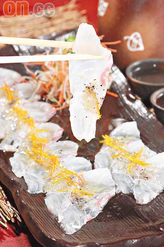 意式鯛魚刺身$120<br>將鯛魚薄切，並淋上意大利風味柚子汁料，改變一貫歎刺身的方法。大廚更謂夏天以白身魚最為多產，而大部分白身魚都可薄切享用。