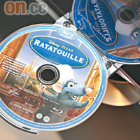 位於機底的藍光碟盤，能兼播BD、DVD、CDW等多種影碟格式。