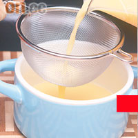 一分鐘日式燉蛋將混合調味料及上湯嘅雞蛋漿倒入搪瓷蒸碗，再置於滾水中，以極速營養煲蒸一分鐘，掂！
