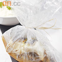 銀鱈魚放於可以抵受高溫的烹調袋中煮熟，原汁原味，食時伴以白飯最正。