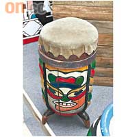 Djembe<br>即非洲鼓，起源於非洲的肯尼亞部落，是當地土著樂器，由古至今都是非洲人建立社群和通訊的工具。