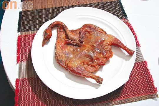 臘土雞<br>重約一斤多、肉身較韌的土雞，洗淨後用鹽醃過，再風乾個多月至肉身變軟及入味，便可切件當前菜或與米飯同煮。