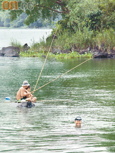在布西湖常見村民在湖裏潛水和垂釣。