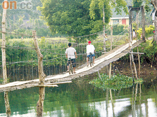 唯一通往布西村的繩橋，每日都有不少村民經過。