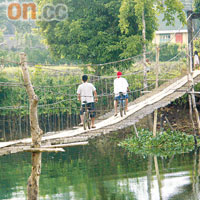 唯一通往布西村的繩橋，每日都有不少村民經過。