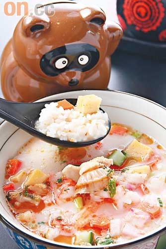 海鮮湯飯 $28<BR>豬骨濃湯盛着多款海鮮，淋上日本麻油令香氣撲鼻而來，令人胃口大開。