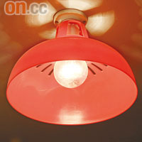 街市南貨店專用紅色燈罩，曾有本地家品品牌以此燈跨科出咗一系列產品，依家已在生產線上。$19（不包燈膽）
