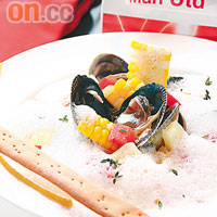 New England Cappuccino Clam Chowder$62多間亞洲區分店都有供應的菜式，鮮味濃郁的新西蘭蜆煮成周打湯，面層的輕身泡沫，視覺效果不錯。