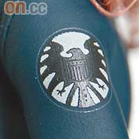 戰鬥服印有「復仇者」臂章，忠於電影設定。