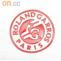 Roland Garros Collection<br>心口或袖口貼上法網標誌外，領位還有賽事的英文名稱作點綴。