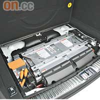 電池組置於行李艙地台底下，對車廂空間影響極微。