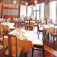 瀰漫傳統中國風的竹園中餐廳，提供正宗粵式料理。