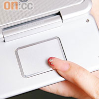 屏幕背脊就係Touchpad，手指輕掃就能移動鼠標。