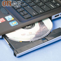右側備有雙層DVD燒碟機和兩個USB埠。