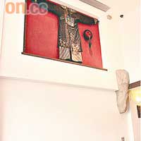 設計以中式傳統格調為主，牆上掛有仿製的清朝三品官官服。
