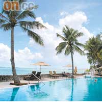 種滿棕櫚樹的露天泳池充滿南洋風情，還有馬六甲海岸景色作點綴。