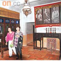 因由海外華僑出資興建，所以碉樓內有彩色玻璃及吊燈等西式裝潢元素。