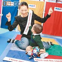 沒有造馬！拍攝當日豆豆主動於眼前大堆Flash Card中，拿起「I Love My Mummy」的一張送給媽媽！