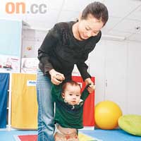 豆豆剛學行，Ranee開心地表示囝囝又成長至新階段。