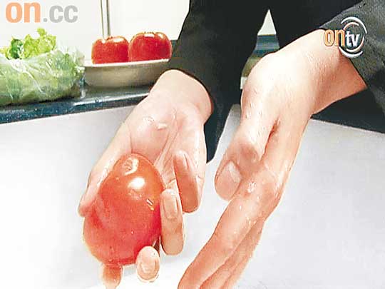 番茄食用前才過水洗淨，有助保持乾身。