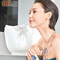 藍色蜻蜓頸鏈 $19,000、戒指 $4,150、Homage a Rene Lalique Perruches花瓶 $438,000