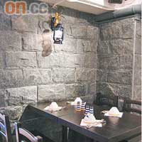 餐廳一隅的仿石牆，設計特別，實木餐枱則跟足當地傳統。