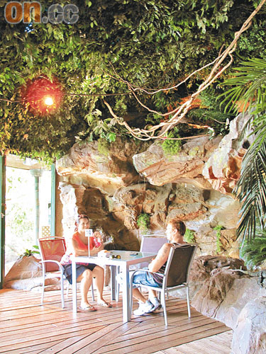 園內餐廳像個原始森林，好有郊外野餐Feel。