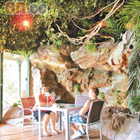 園內餐廳像個原始森林，好有郊外野餐Feel。