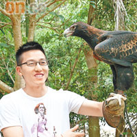 單手托起巨鷹，好似托住包米咁重。