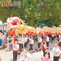 「光輝路環四月八」會景巡遊，金龍醒獅也紛紛出場。